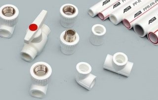 Raccords de tuyaux en plastique