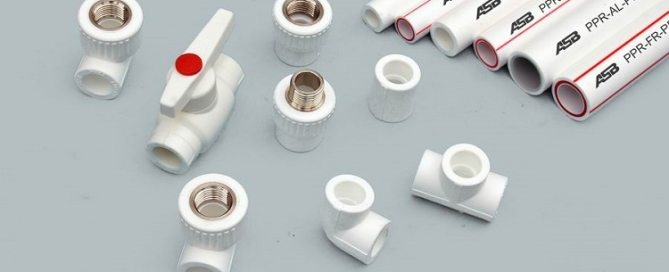 Raccords de tuyaux en plastique