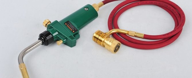 Brûleur à gaz pour le brasage de tuyaux en cuivre