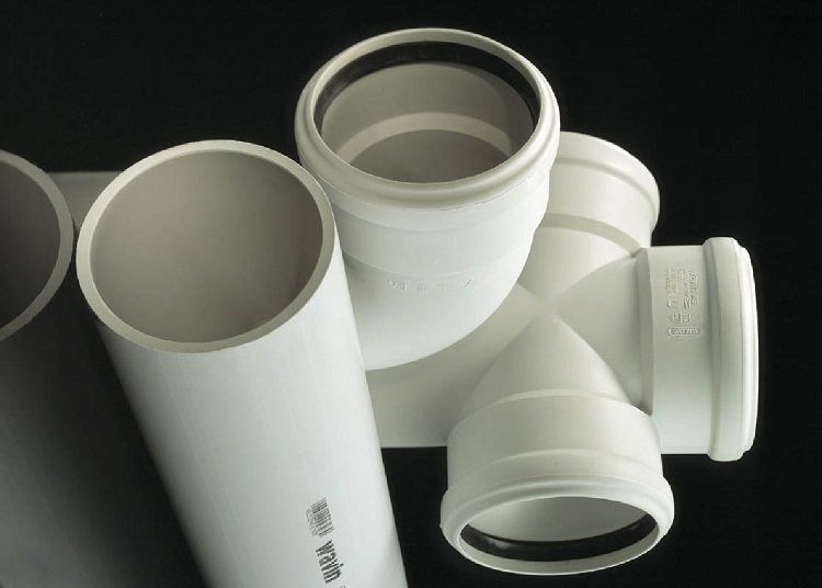 Les types de raccords et leur nombre requis pour l'installation dépendent du plan d'égout Comment connecter les tuyaux d'égout