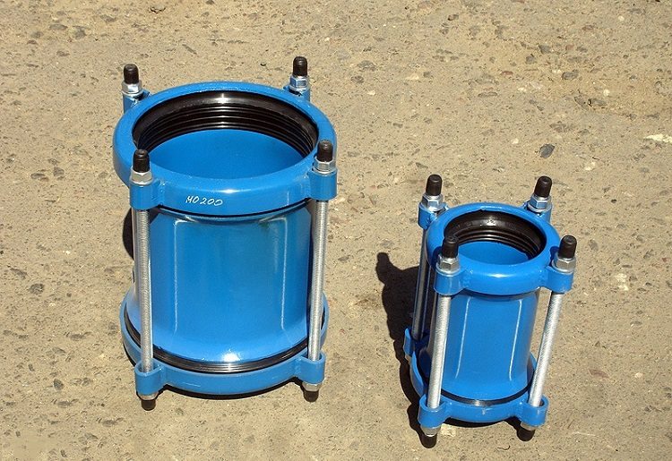 Des raccords ou des brides peuvent être utilisés pour rendre la connexion détachable. Comment connecter les tuyaux d'égout