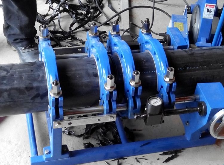 Le soudage est une méthode fiable, mais elle nécessite l'utilisation d'équipements et de compétences spéciaux pour travailler avec elle. Comment connecter les tuyaux d'égout