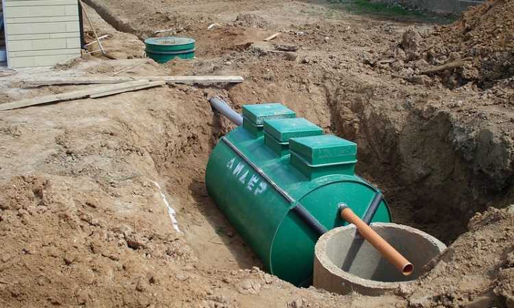 L'égout d'une maison privée a une conception différente de celle d'un immeuble de grande hauteur, il y a donc des raisons spécifiques à l'odeur des tuyaux Odeur de l'égout dans l'appartement