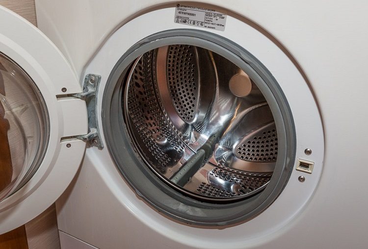 Le lave-linge peut devenir une source de mauvaise odeur s'il est mal raccordé au drain. Odeur de l'égout dans l'appartement
