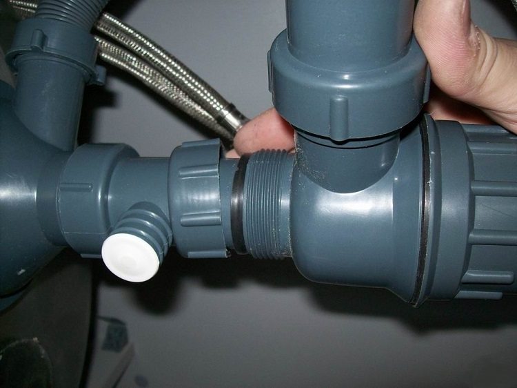 Lors de l'installation de la plomberie, vous devez prêter une attention maximale à la résistance de la connexion du tuyau Odeur de l'égout dans l'appartement