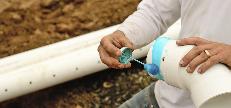 Sceller un joint de tuyau avec du ciment PVC Comment sceller un tuyau d'égout: matériaux, méthodes.