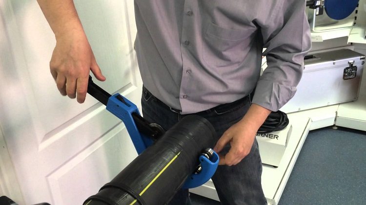 Les tuyaux de grand diamètre ne doivent être coupés qu'avec des outils spéciaux, pas une scie à métaux ciseaux pour tuyaux en polypropylène