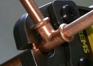 Installation de tuyaux en cuivre bricolage