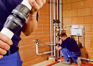 Pose par vous-même de tuyaux en plastique pour conduites d'eau