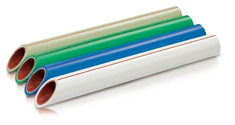 Des tuyaux en polypropylène renforcé sont utilisés pour le chauffage. installation de chauffage à partir de tuyaux en polypropylène