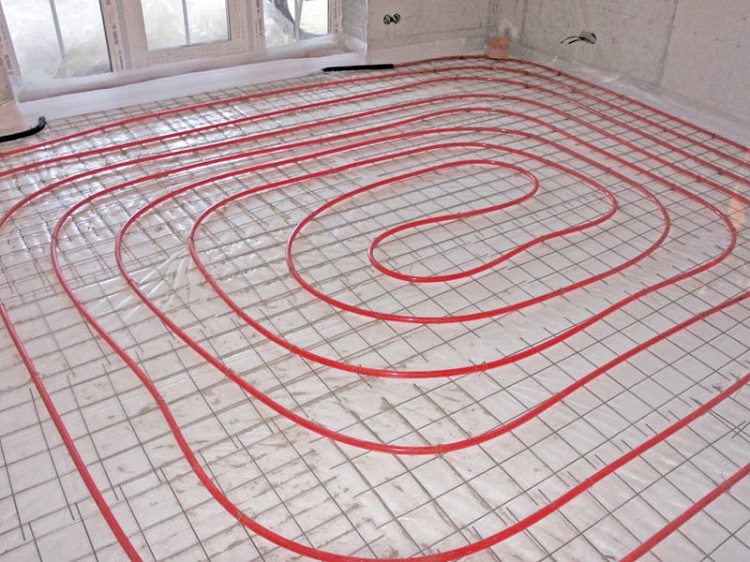 La pose de tuyaux pour le chauffage au sol peut se faire de différentes manières. installation de chauffage à partir de tuyaux en polypropylène