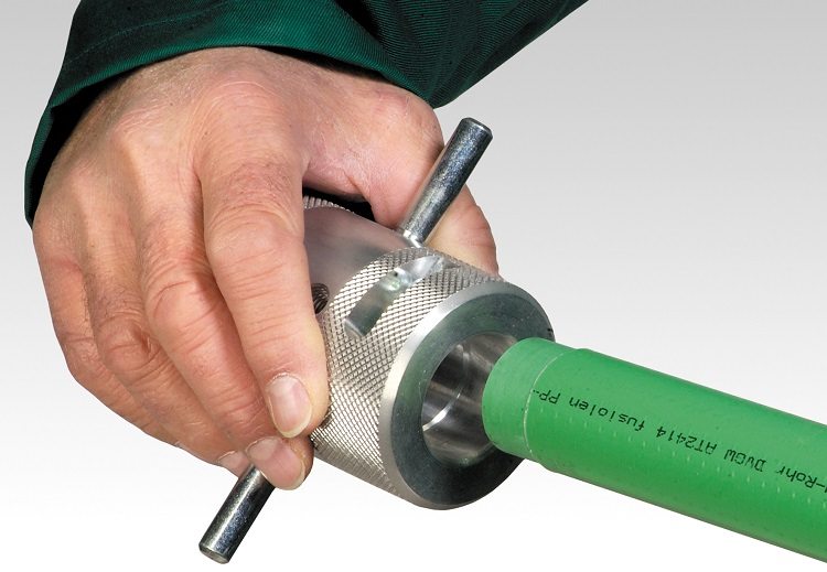 Avant de souder, coupez soigneusement la section du tuyau. installation de chauffage à partir de tuyaux en polypropylène