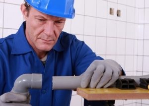 Installation de tuyaux en plastique