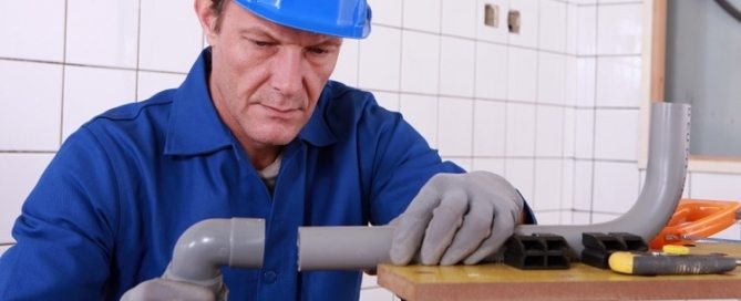 Installation de tuyaux en plastique