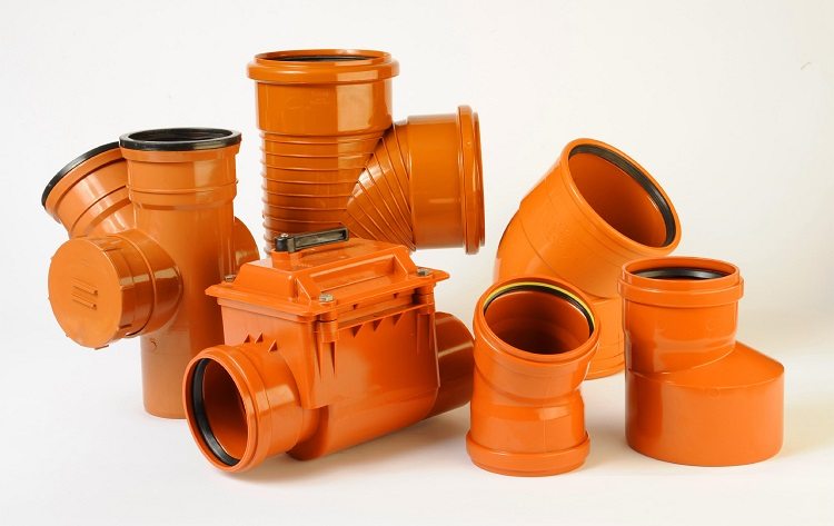 Une variété de raccords sont utilisés pour connecter les tuyaux, ils sont fixés sans utiliser d'outils Tuyau en plastique ondulé