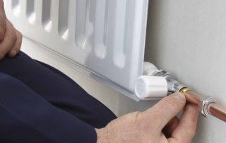 pose de tuyaux de chauffage dans une maison privée