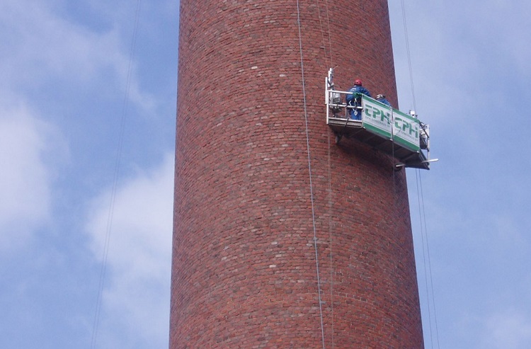 Les cheminées à usage industriel sont entretenues et réparées par des spécialistes autorisés à effectuer des travaux à haute altitude Réparation de cheminée