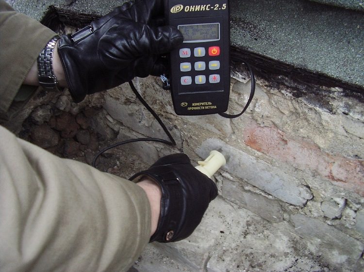 Des outils spéciaux sont utilisés pour évaluer l'état des cheminées industrielles. Réparation de cheminée