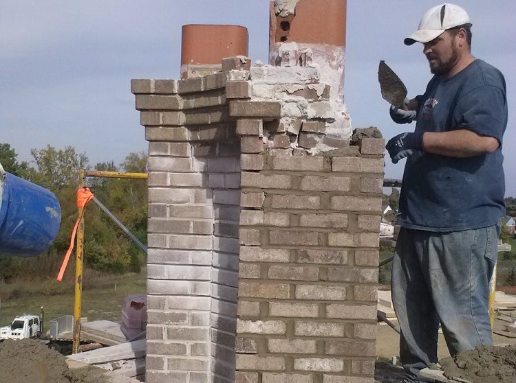 La cheminée en brique peut nécessiter l'élimination de petites fissures et, dans les cas difficiles, une restauration complète de la maçonnerie Réparation de cheminée