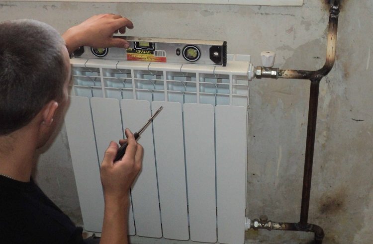 Pour que le système à circulation naturelle de liquide de refroidissement fonctionne normalement, le niveau requis de pente du tuyau doit être respecté lors de l'installation du réseau Système de chauffage à deux tuyaux