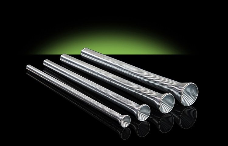 À l'aide d'un ressort, il est facile de donner à la forme en cuivre la forme souhaitée, il vous suffit de choisir une spirale de taille appropriée Comment plier un tube en cuivre à la maison