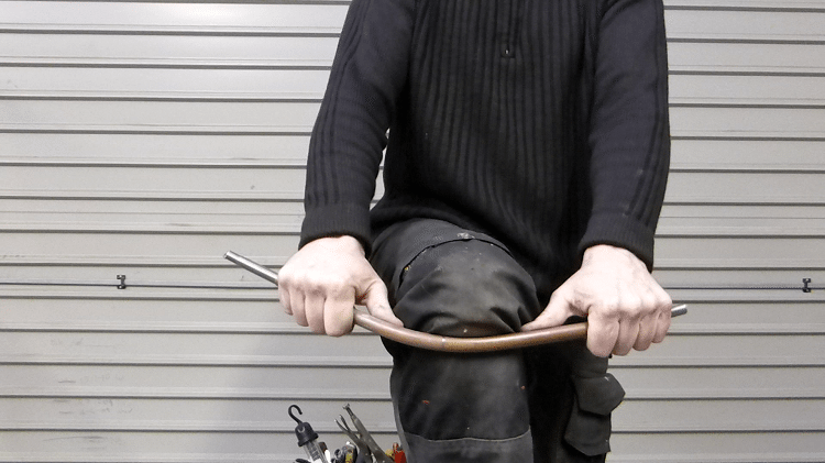 Il faut plier très soigneusement le tuyau rempli de sable pour ne pas le déformer Comment plier un tube en cuivre à la maison