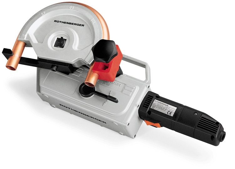 Il est préférable d'utiliser un outil spécial pour le cintrage de tuyaux - une cintreuse de tuyaux Comment plier un tube en cuivre à la maison