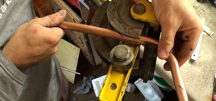 Les tuyaux en cuivre sont pliés par plusieurs méthodes, dont l'une implique l'utilisation d'une cintreuse de tuyaux Comment plier un tube en cuivre à la maison
