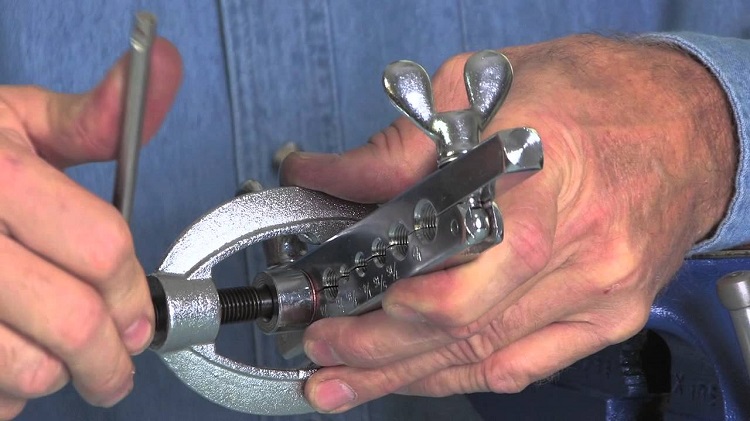 L'évasement de la plus haute qualité ne peut être fait qu'avec un outil excentrique Évasement pour tuyaux en cuivre