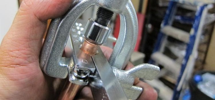 L'expansion des tuyaux en cuivre peut facilement être effectuée avec un outil à main Évasement pour tuyaux en cuivre