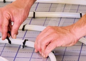 Plancher chaud fait de tuyaux en plastique