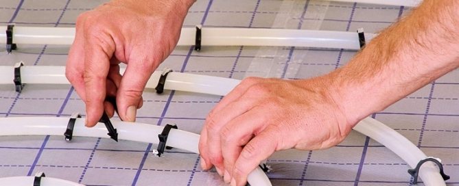 Plancher chaud fait de tuyaux en plastique