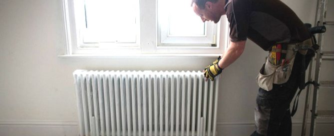 Frappez dans les tuyaux de chauffage d'une maison privée