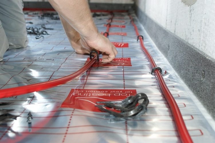 Avant de poser des tuyaux sur le sol, vous devez faire le plein de luminaires pour eux, car vous devez fixer les sections posées immédiatement Tuyau pour chauffage au sol en polyéthylène réticulé