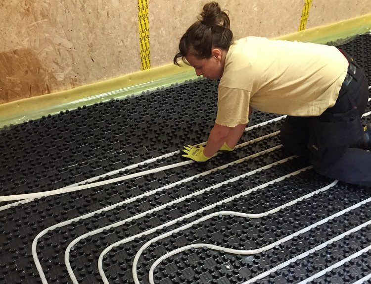 La pose des tuyaux peut se faire selon différents schémas, mais la distance entre les segments du système ne doit pas dépasser 35 cm Tuyau pour chauffage au sol en polyéthylène réticulé