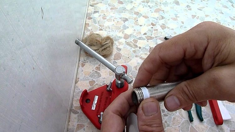 Lors de la connexion de tuyaux à l'aide de divers raccords, une attention particulière doit être accordée à l'étanchéité des joints Tuyaux métalliques pour le chauffage