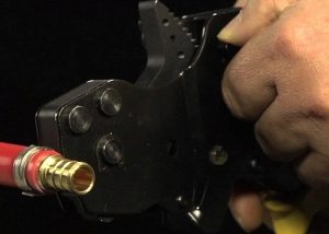 Pose de tuyaux en polyéthylène réticulé