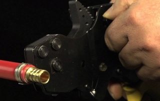 Pose de tuyaux en polyéthylène réticulé