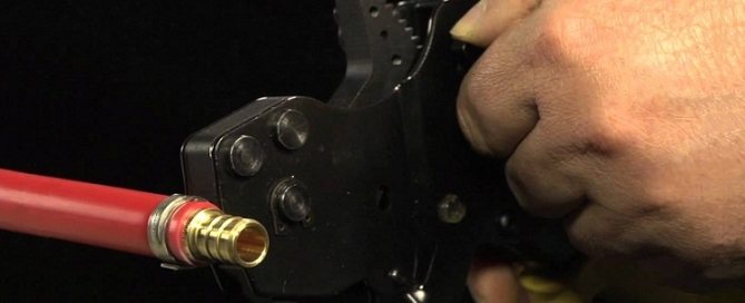 Pose de tuyaux en polyéthylène réticulé