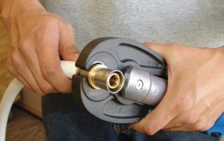 Pince à sertir pour tuyaux en plastique