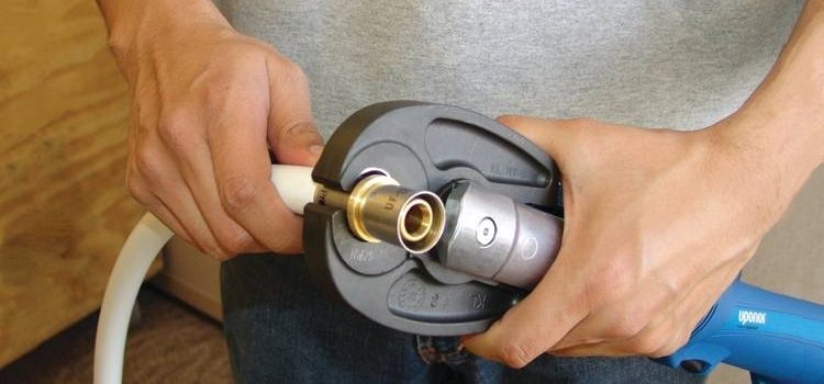 Pince à sertir pour tuyaux en plastique