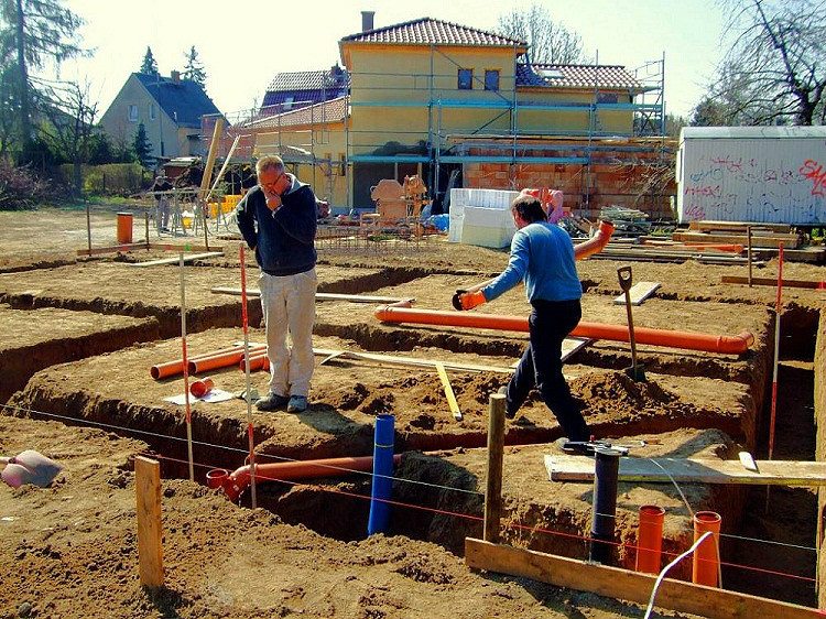 Tuyau rouge d'égout