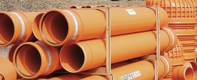 Tuyau rouge d'égout