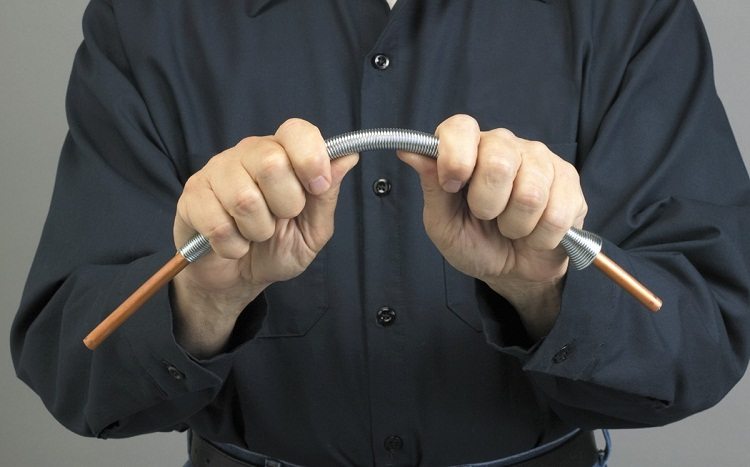 À l'aide d'un ressort d'un diamètre approprié, le tuyau en cuivre peut être plié rapidement et sans dommage. Cintreuse de tubes pour tubes en cuivre