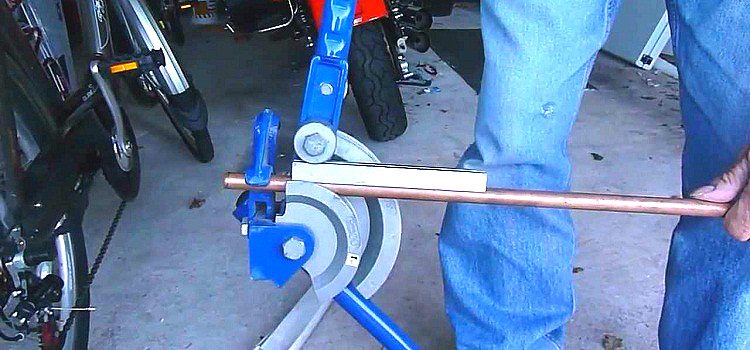 Pour le cintrage des tuyaux en cuivre, les mêmes types de cintreuses de tuyaux sont utilisés que pour les autres produits Cintreuse de tubes pour tubes en cuivre