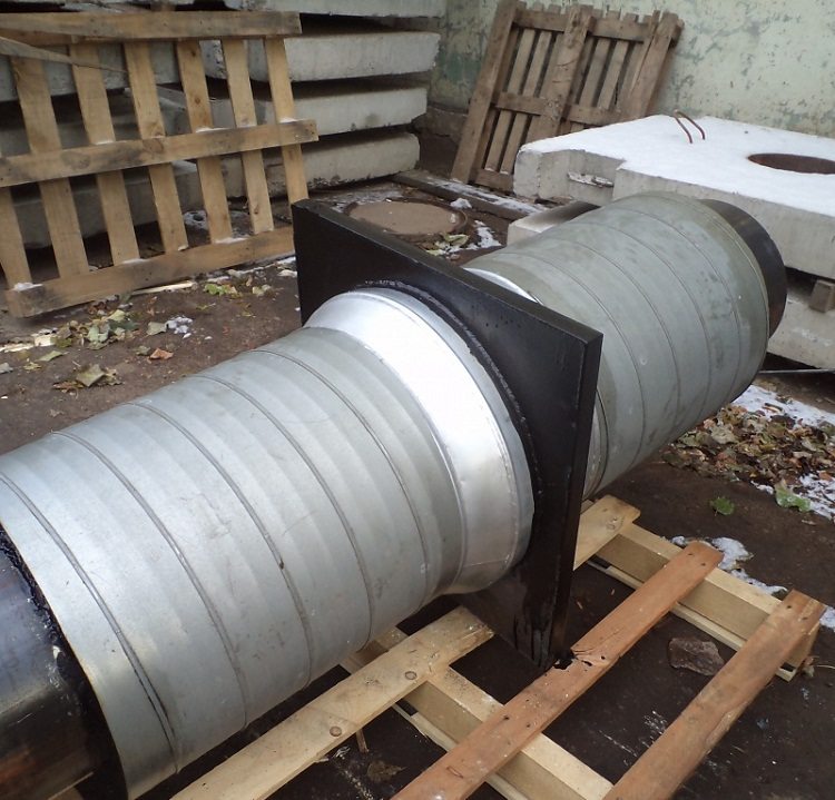 Le support peut avoir un revêtement métallique galvanisé externe pour la protection contre la corrosion. Supports fixes pour tuyaux en isolation en mousse de polyuréthane