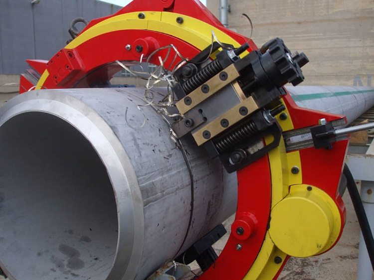 Dans les conditions industrielles, un équipement spécial est utilisé pour couper Coupe-tube pour tubes en acier