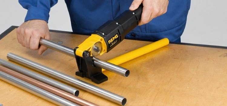 Lorsque vous travaillez avec des tuyaux en acier, vous devez avoir un dispositif spécial pour couper Coupe-tube pour tubes en acier