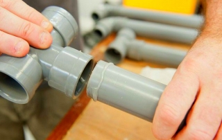 Raccords pour tuyaux en plastique