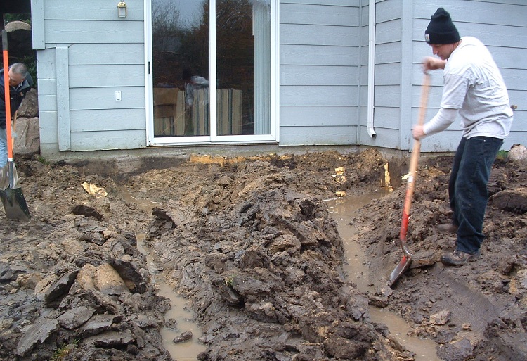 S'il n'y a pas de drainage, l'eau de fonte ou de pluie peut inonder les maisons, détruisant progressivement la fondation Système de drainage